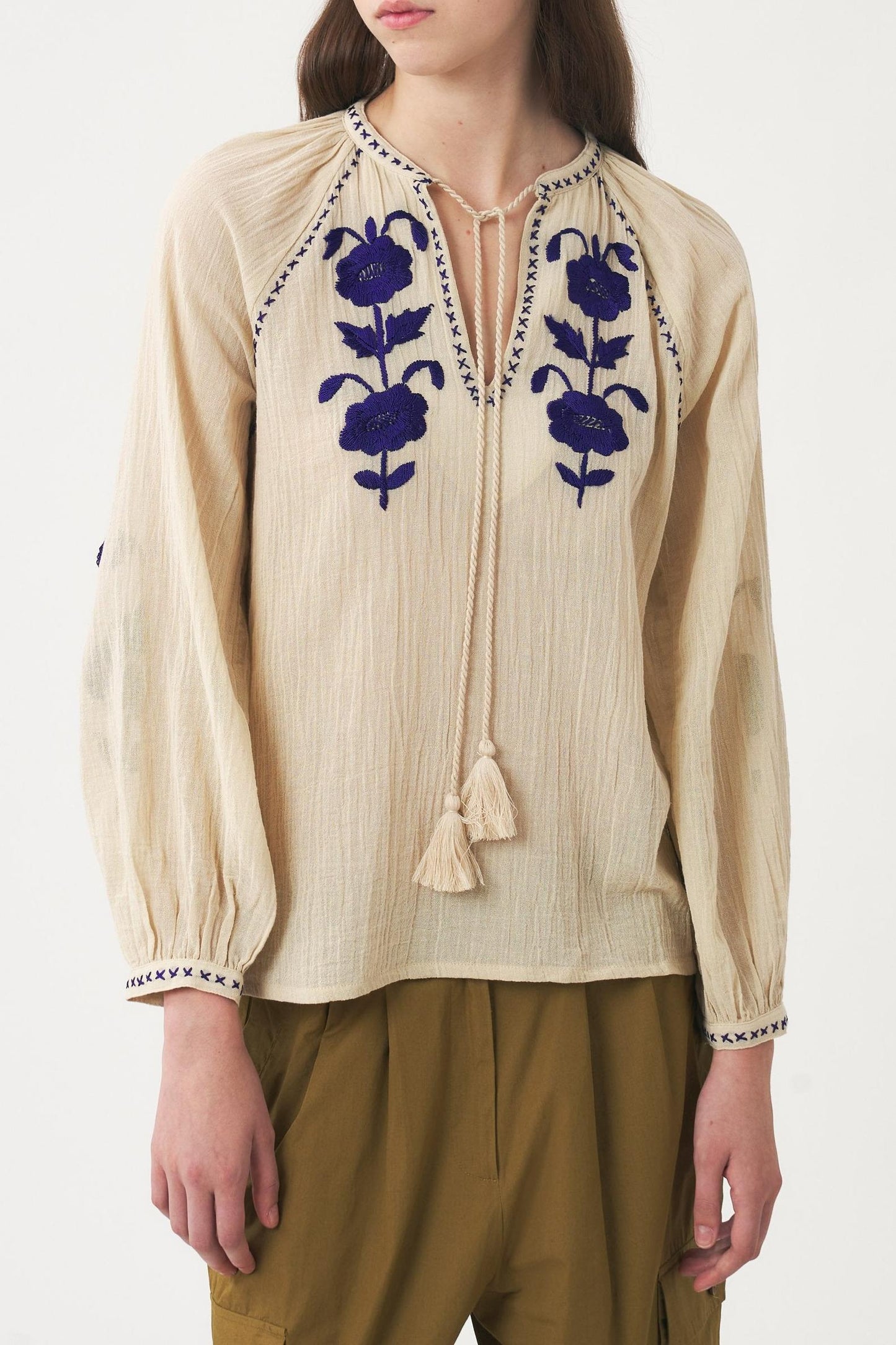 Blouse hand-embroidered with silk thread Ila