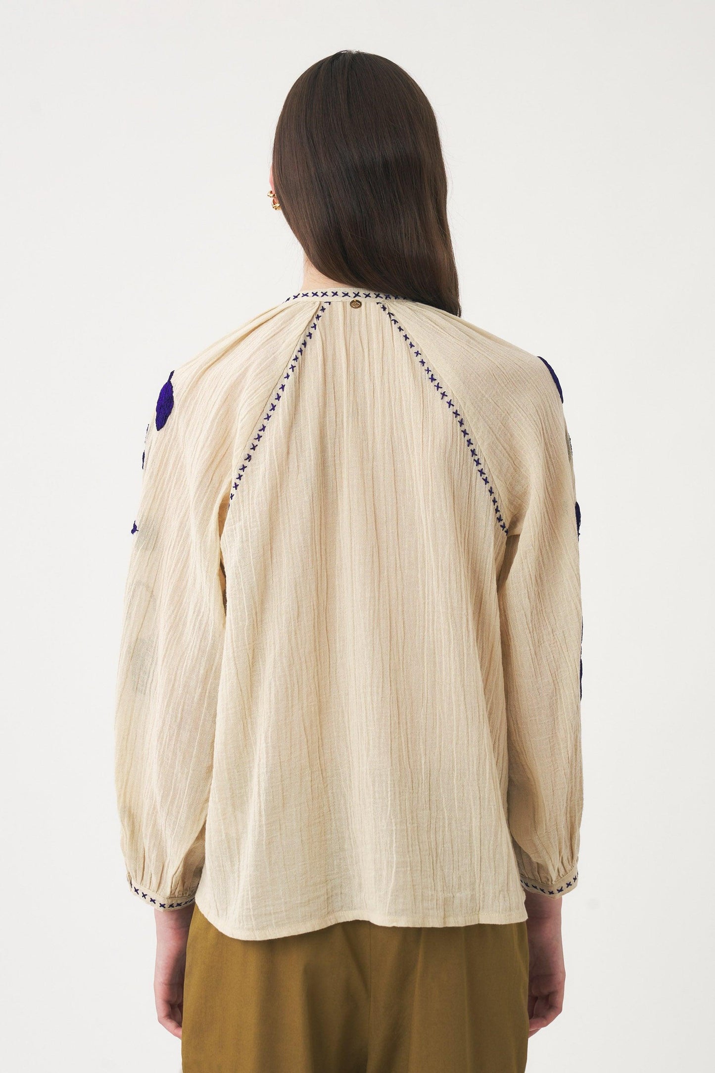 Blouse hand-embroidered with silk thread Ila