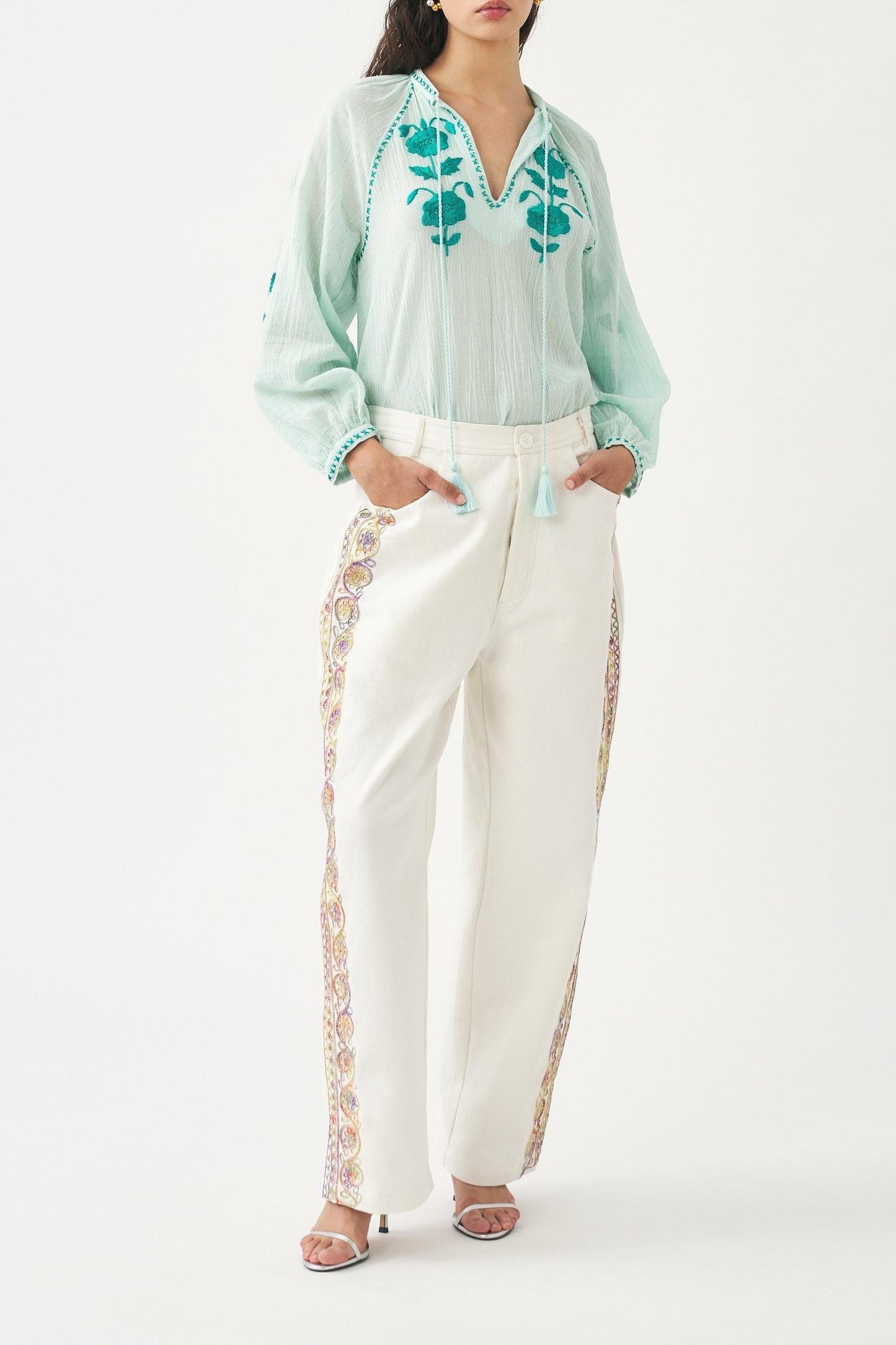 Blouse hand-embroidered with silk thread Ila
