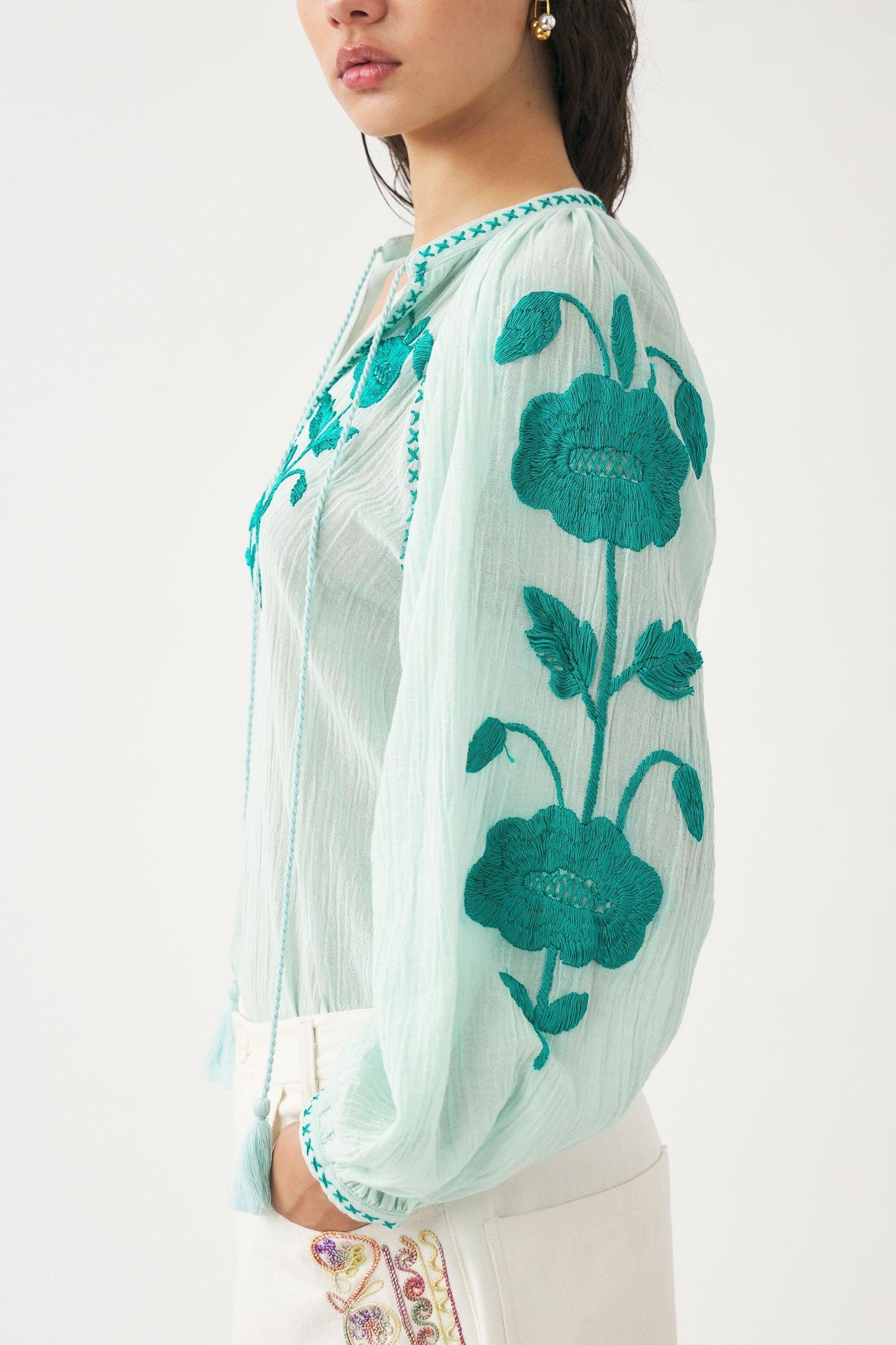 Blouse hand-embroidered with silk thread Ila
