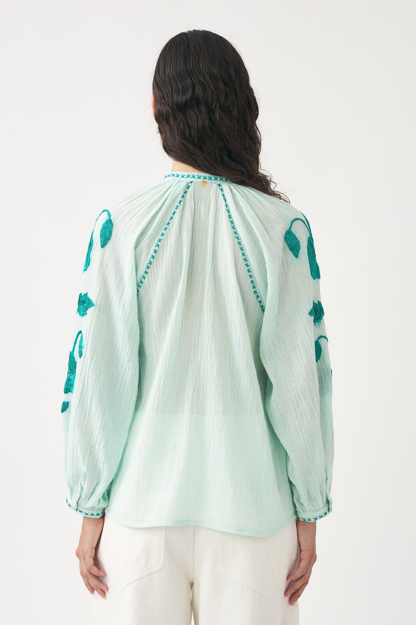 Blouse hand-embroidered with silk thread Ila