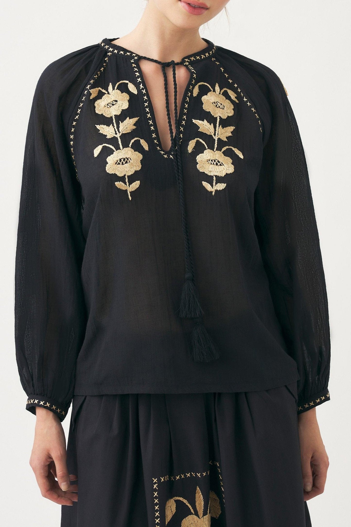 Blouse hand-embroidered with silk thread Ila
