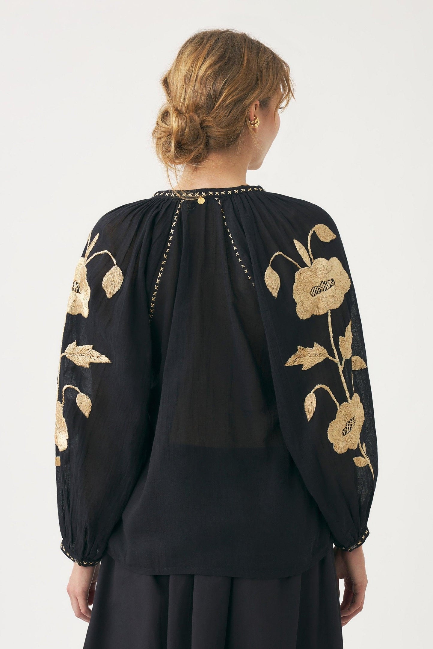 Blouse hand-embroidered with silk thread Ila
