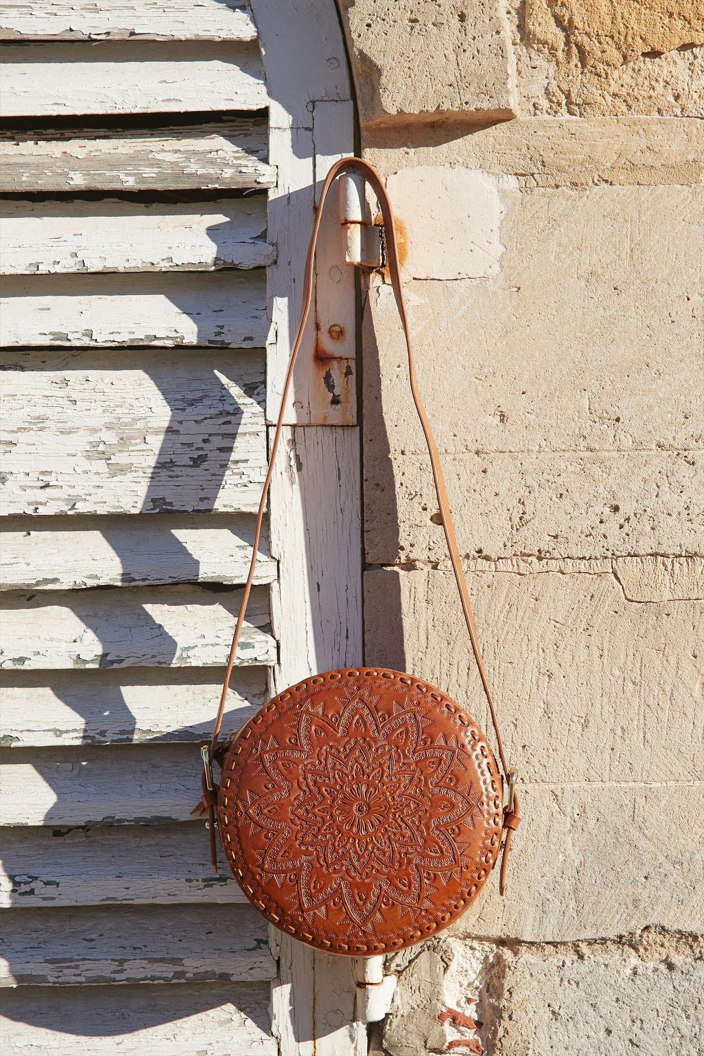 Bolso redondo de piel repujada Kailo