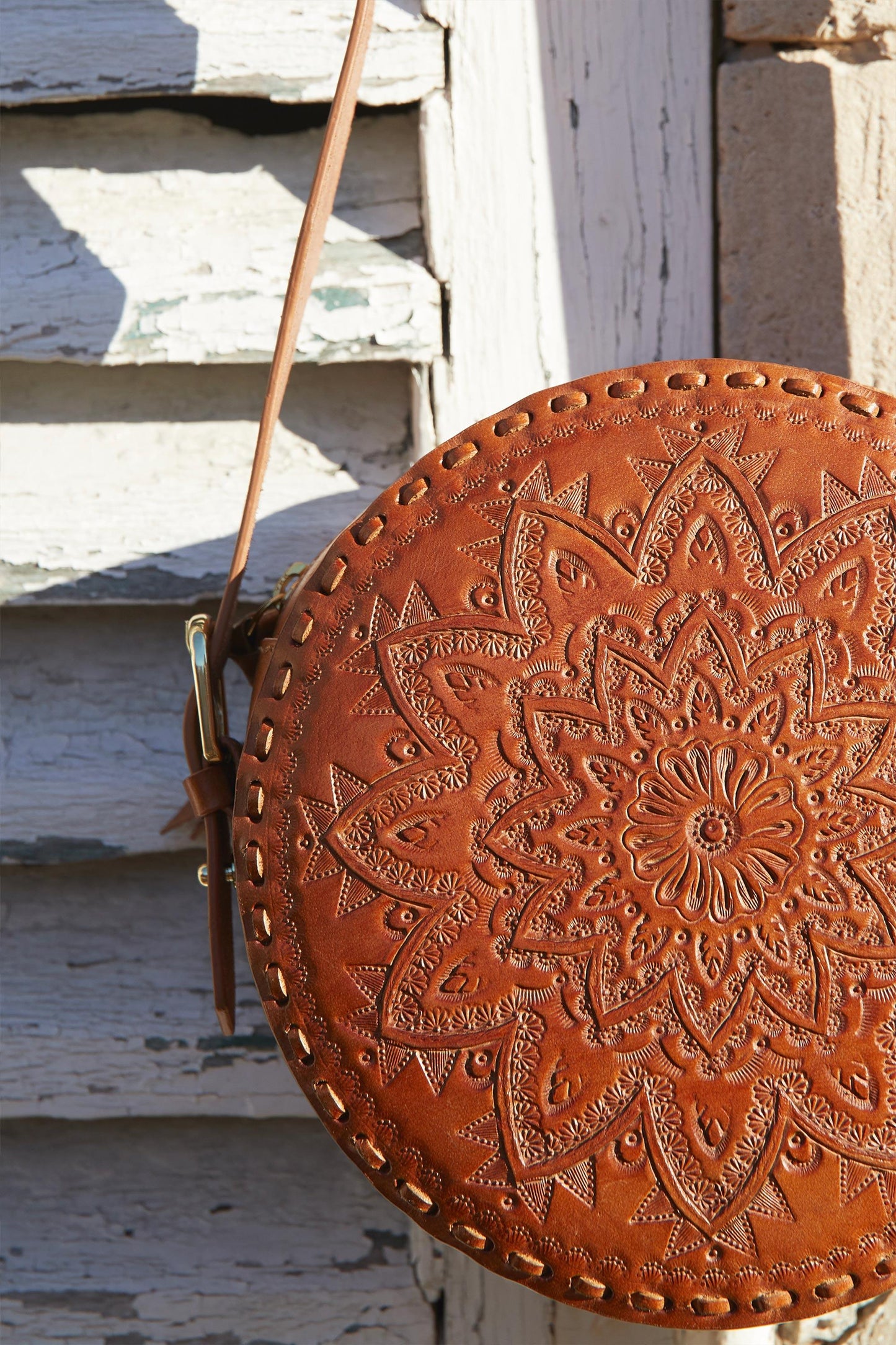 Bolso redondo de piel repujada Kailo