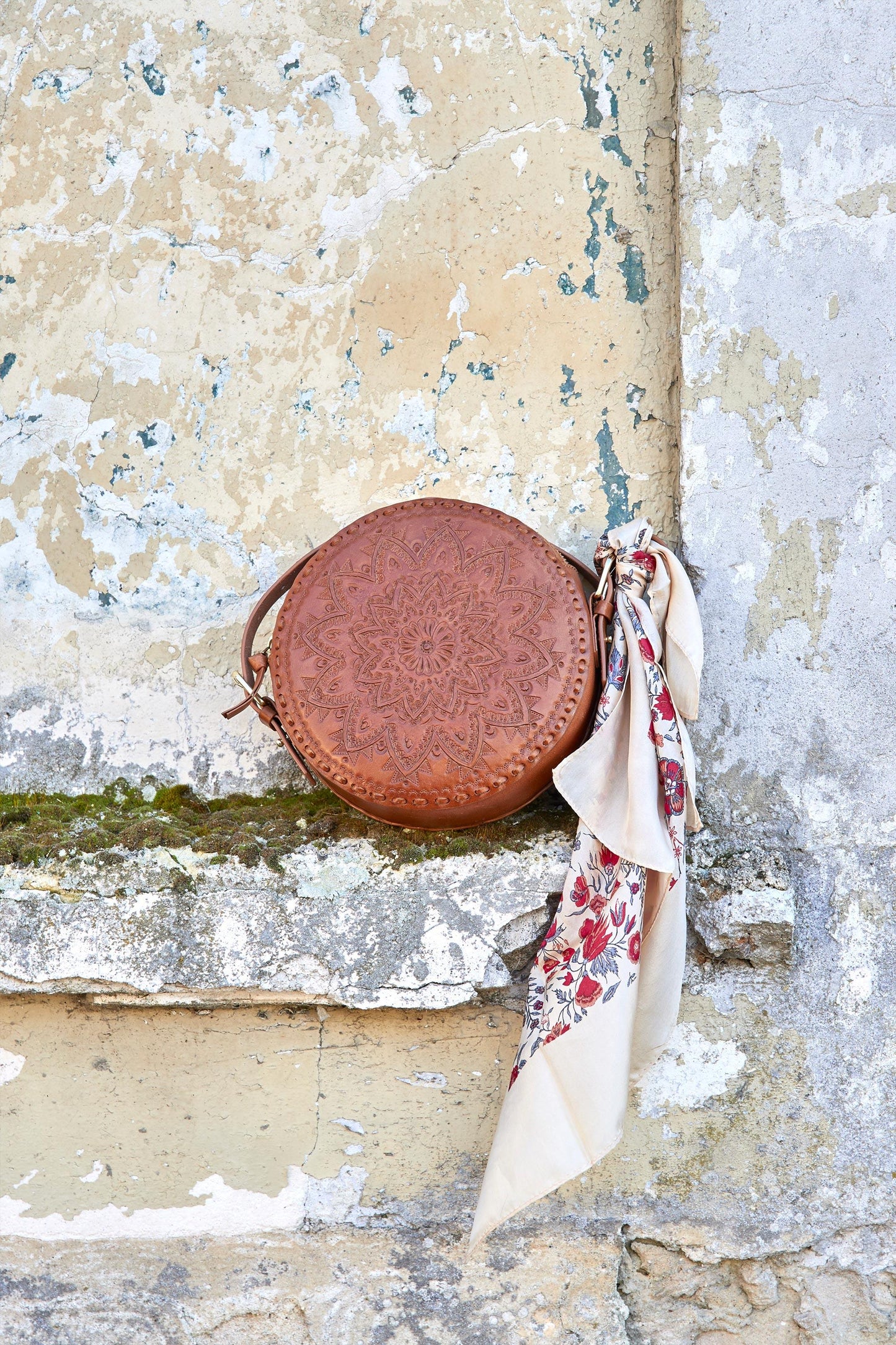 Bolso redondo de piel repujada Kailo