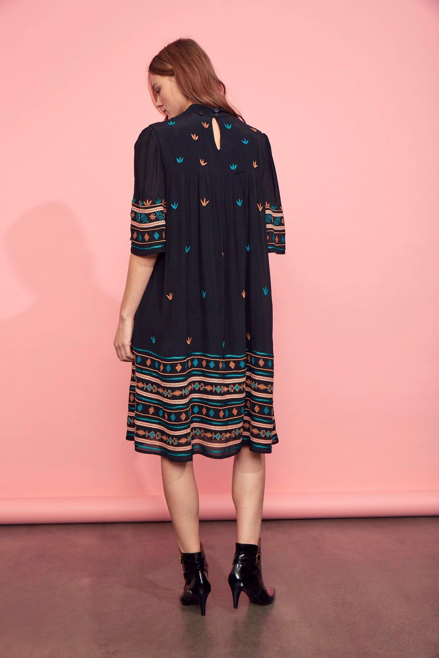 Robe noire brodée Rhafy