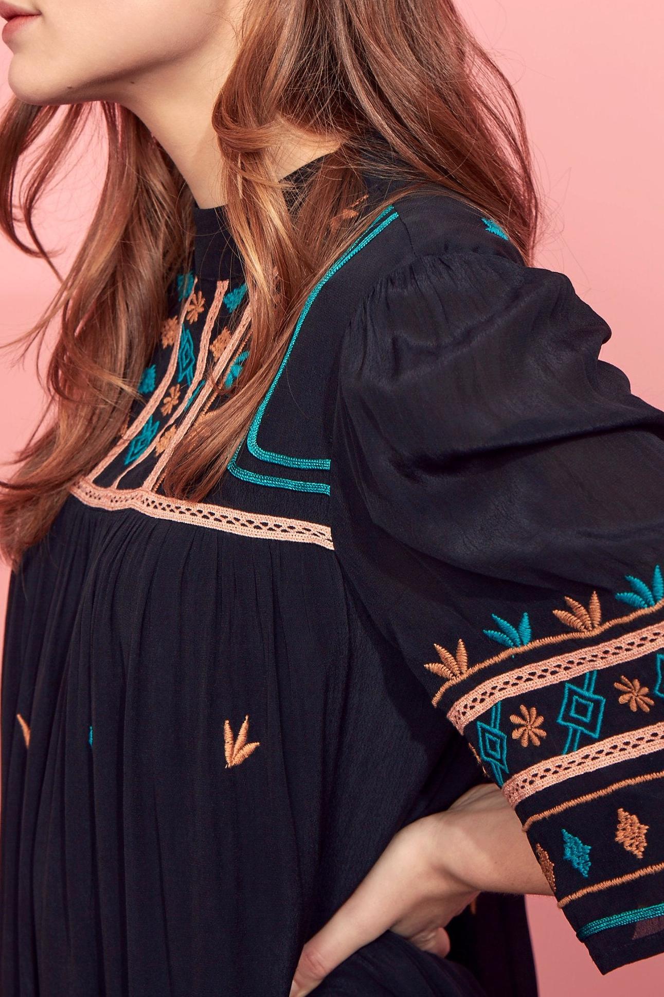 Robe noire brodée Rhafy