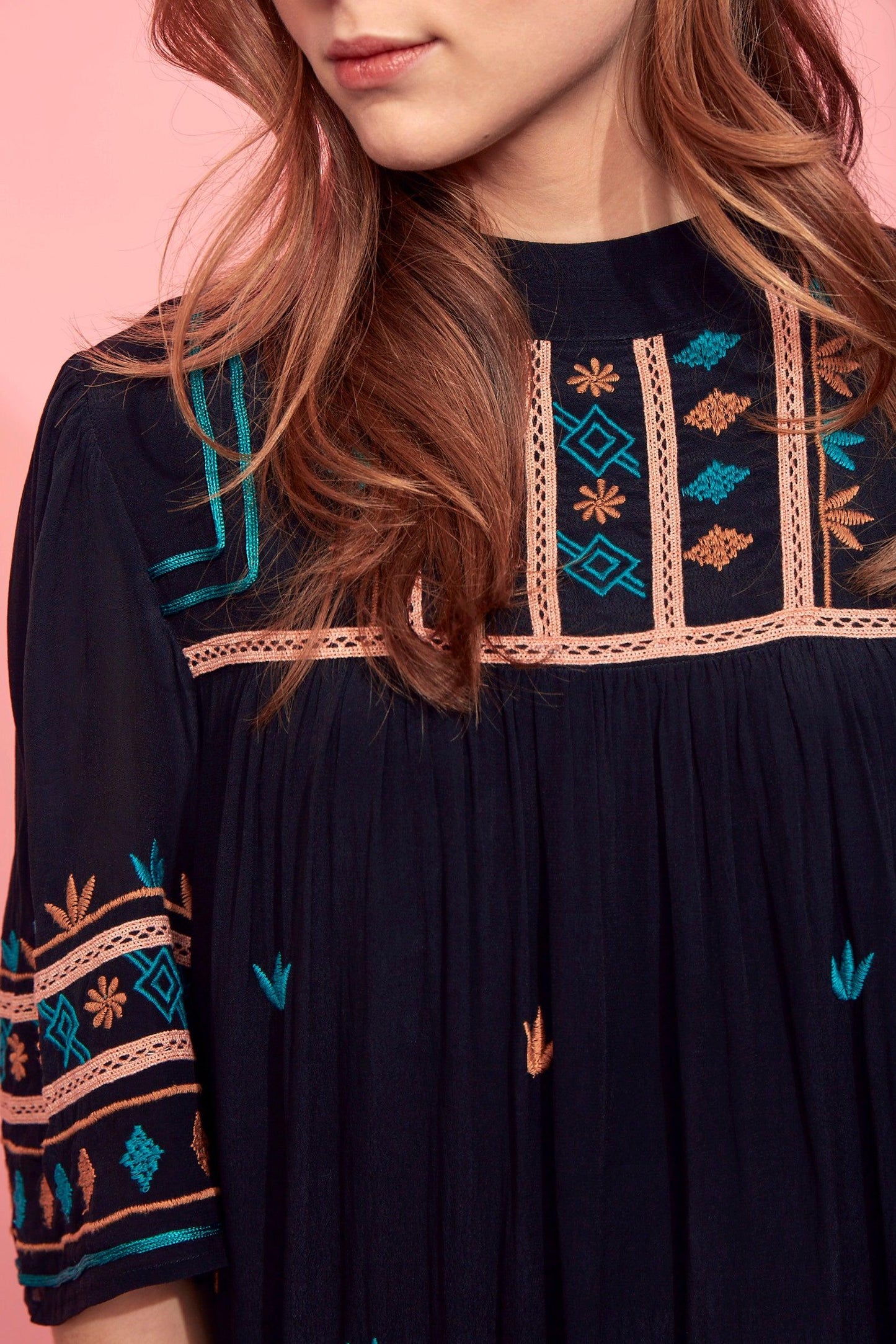 Robe noire brodée Rhafy