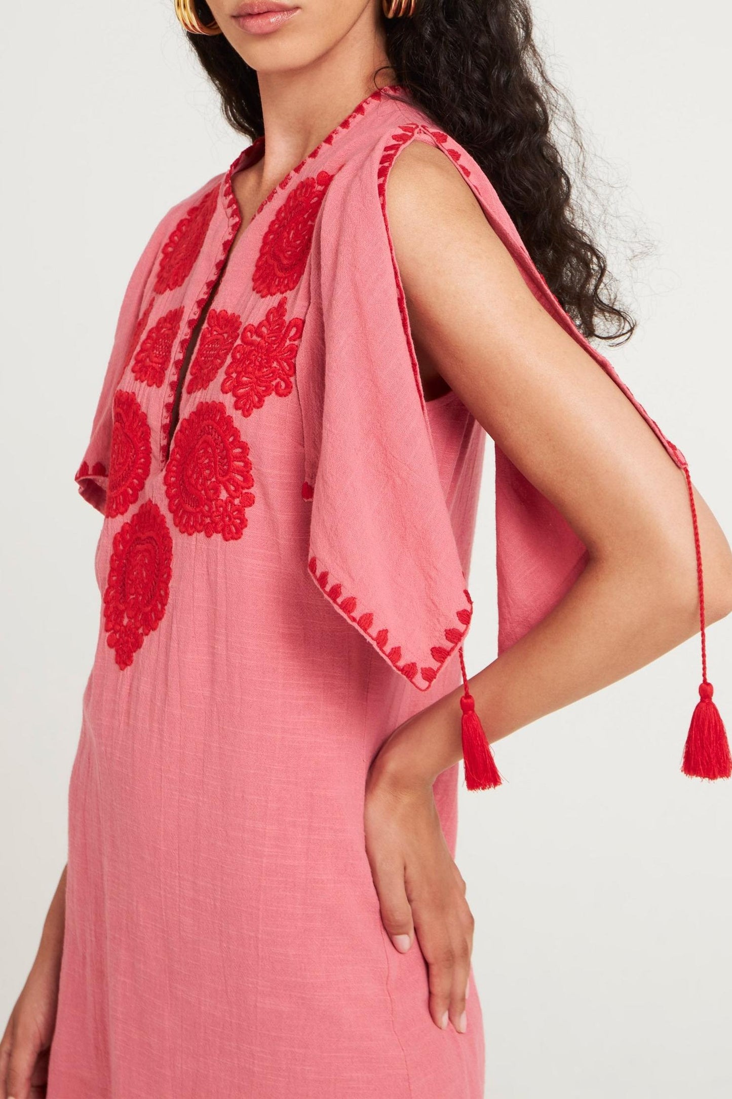 Robe mini brodée Tiki corail