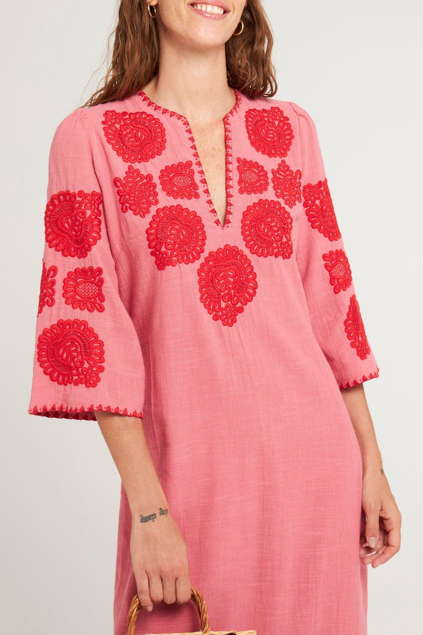 Robe longue brodée Tiki corail