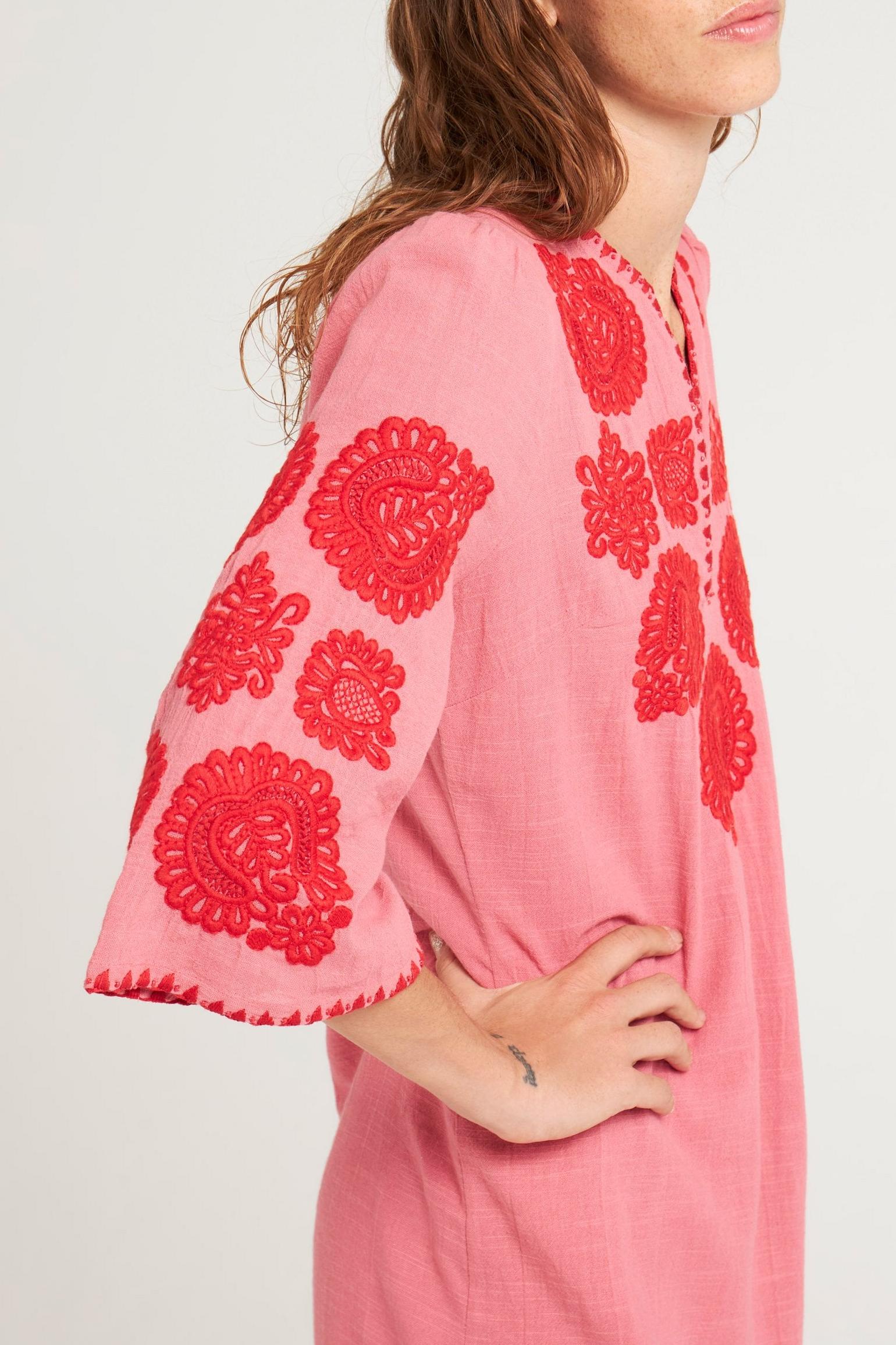 Robe longue brodée Tiki corail