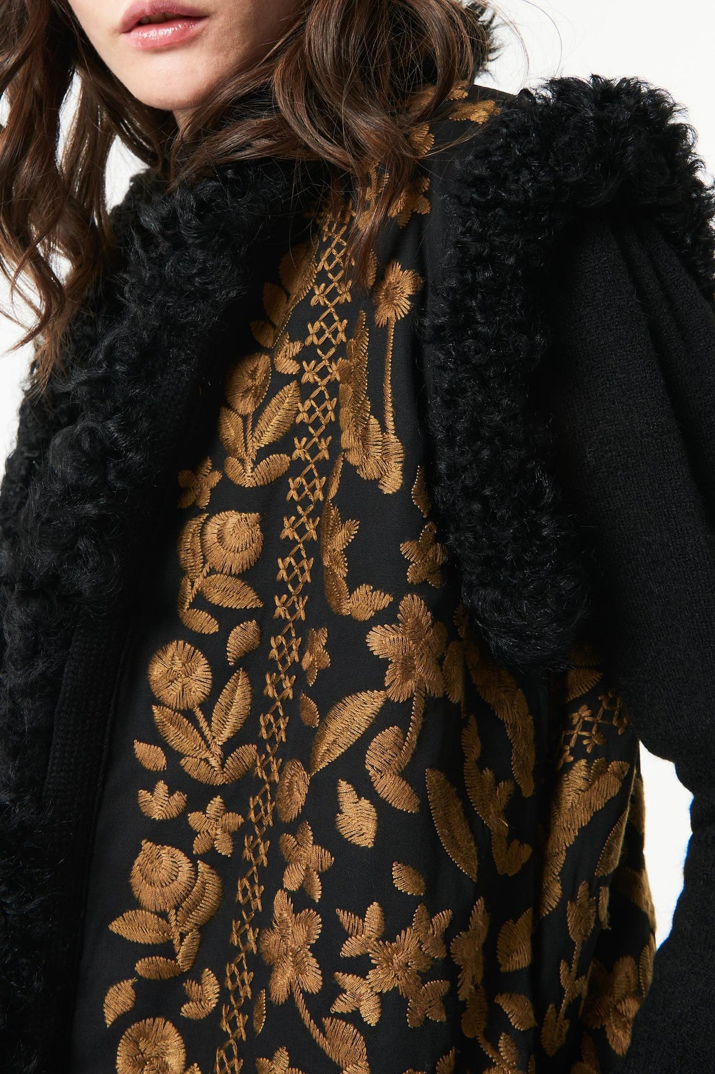 Huga long fur vest - Black and gold
