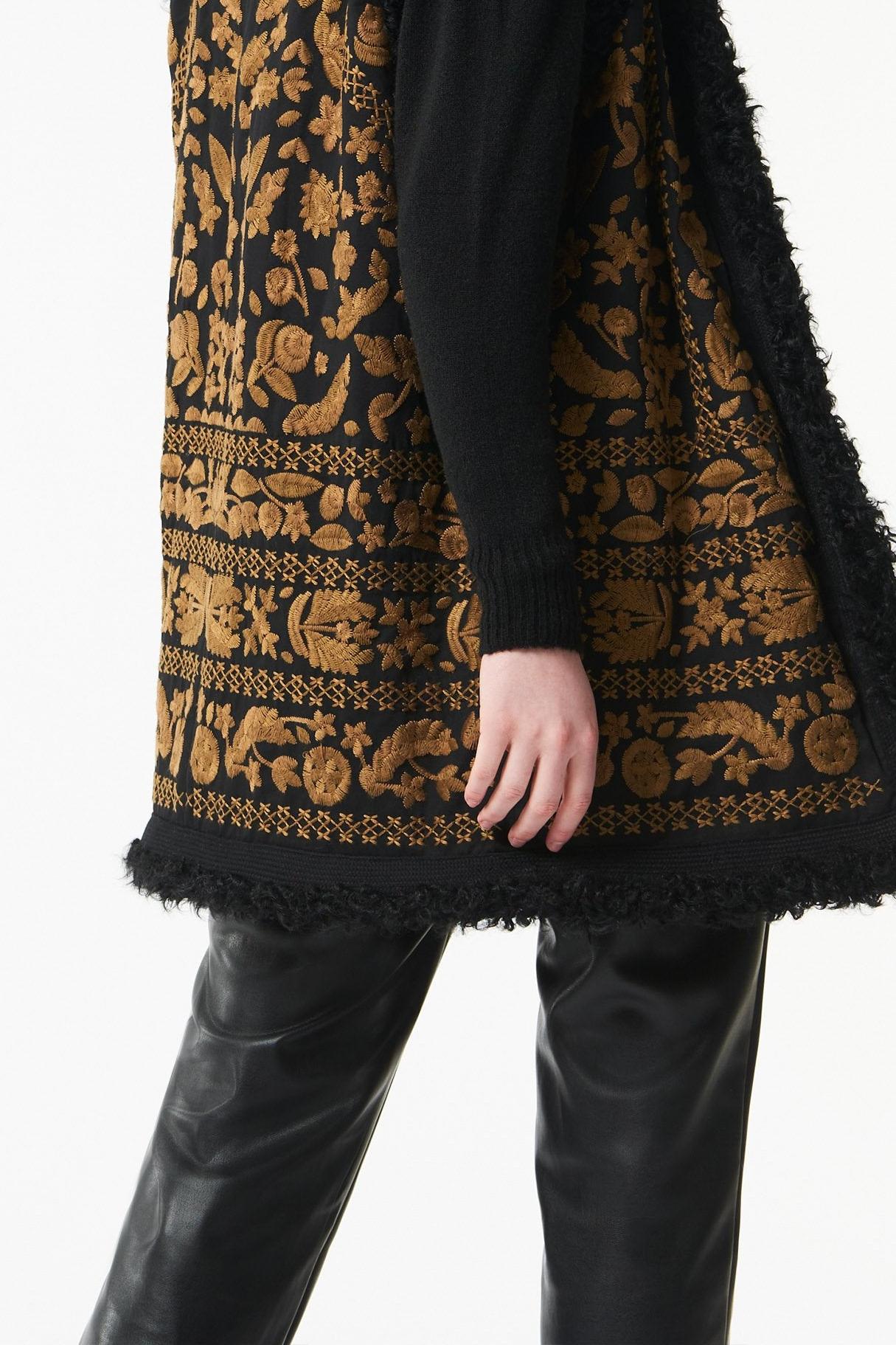 Huga long fur vest - Black and gold