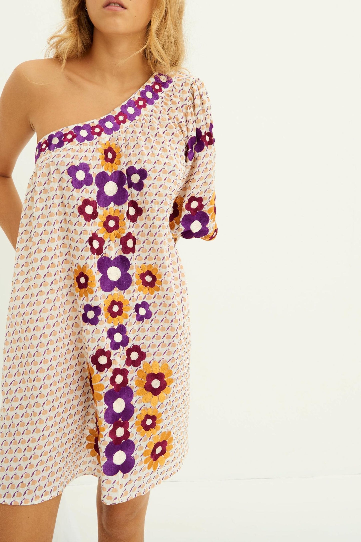 Apoline Embroidered Short Dress - Peach