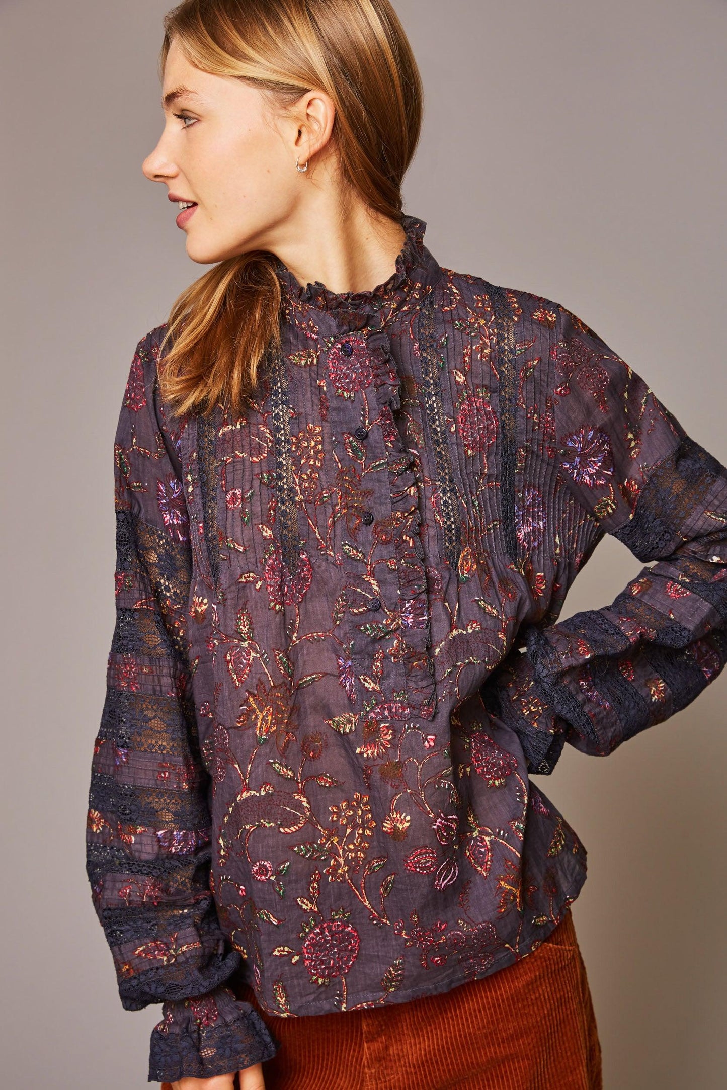 Blouse victorienne fleurie gris ardoise Alina