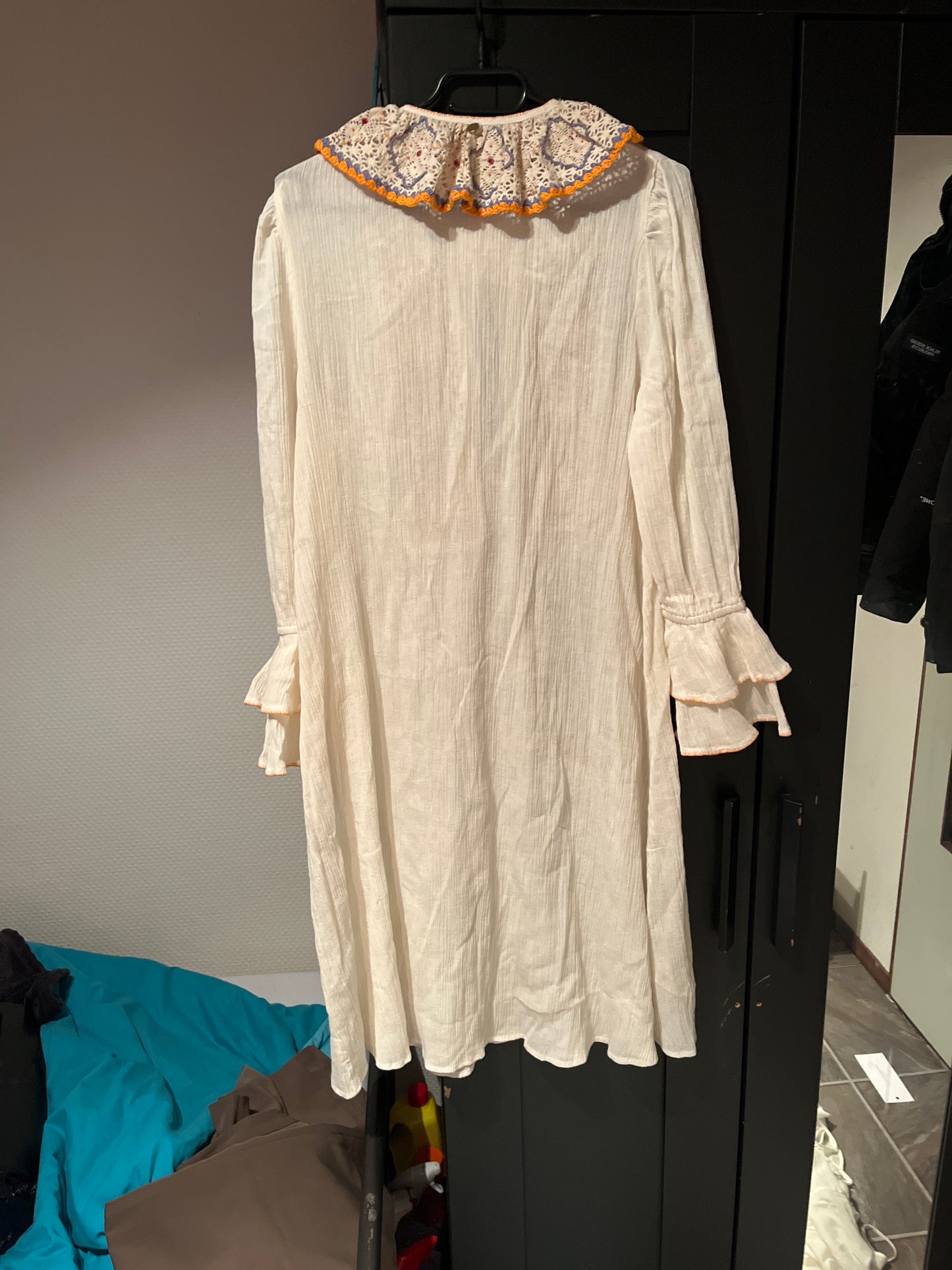 Robe mi-longue crochet et broderies Colas