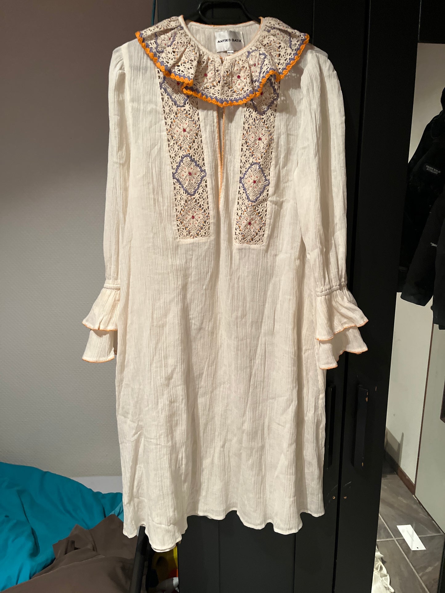 Robe mi-longue crochet et broderies Colas