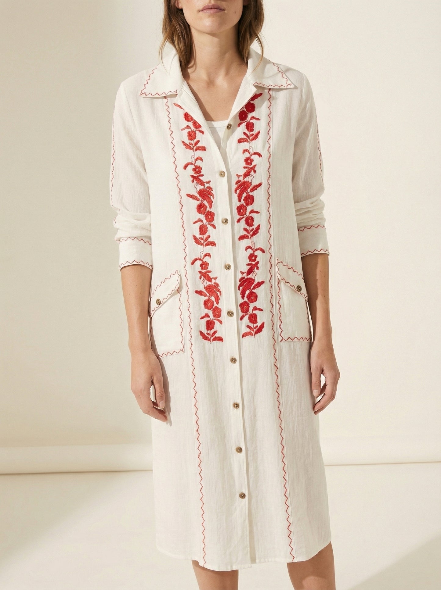 Robe mi-longue en coton brodé