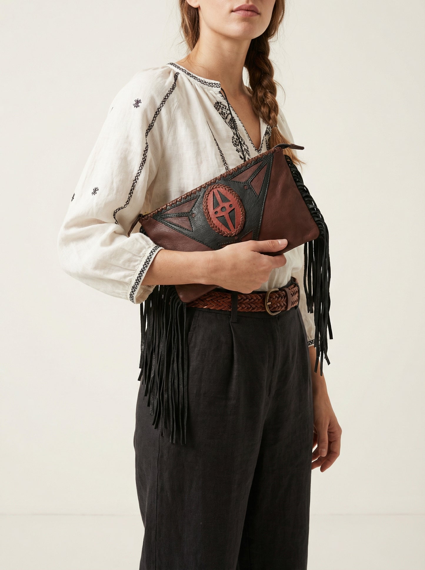 Bolso de mano de piel marrón y negro.