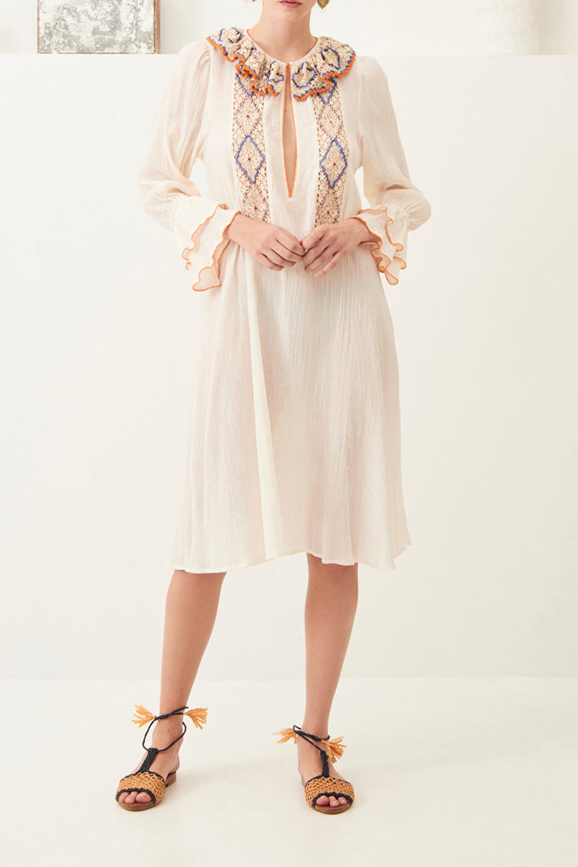 Robe mi-longue crochet et broderies Colas