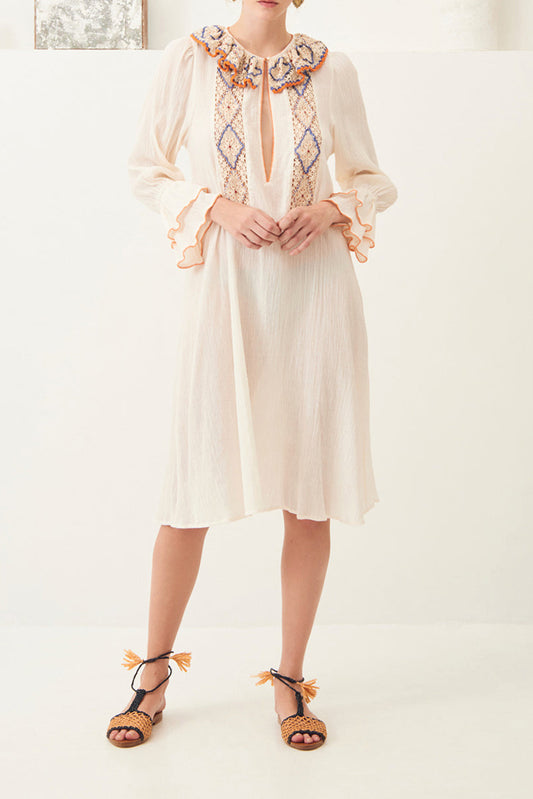 Robe mi-longue crochet et broderies Colas