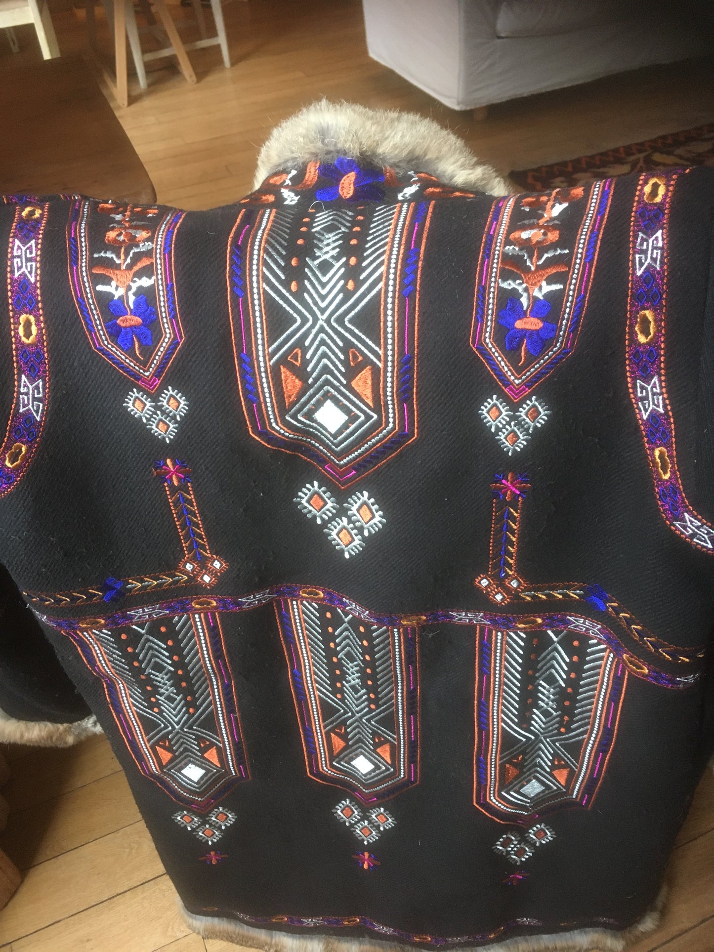Manteau brodé