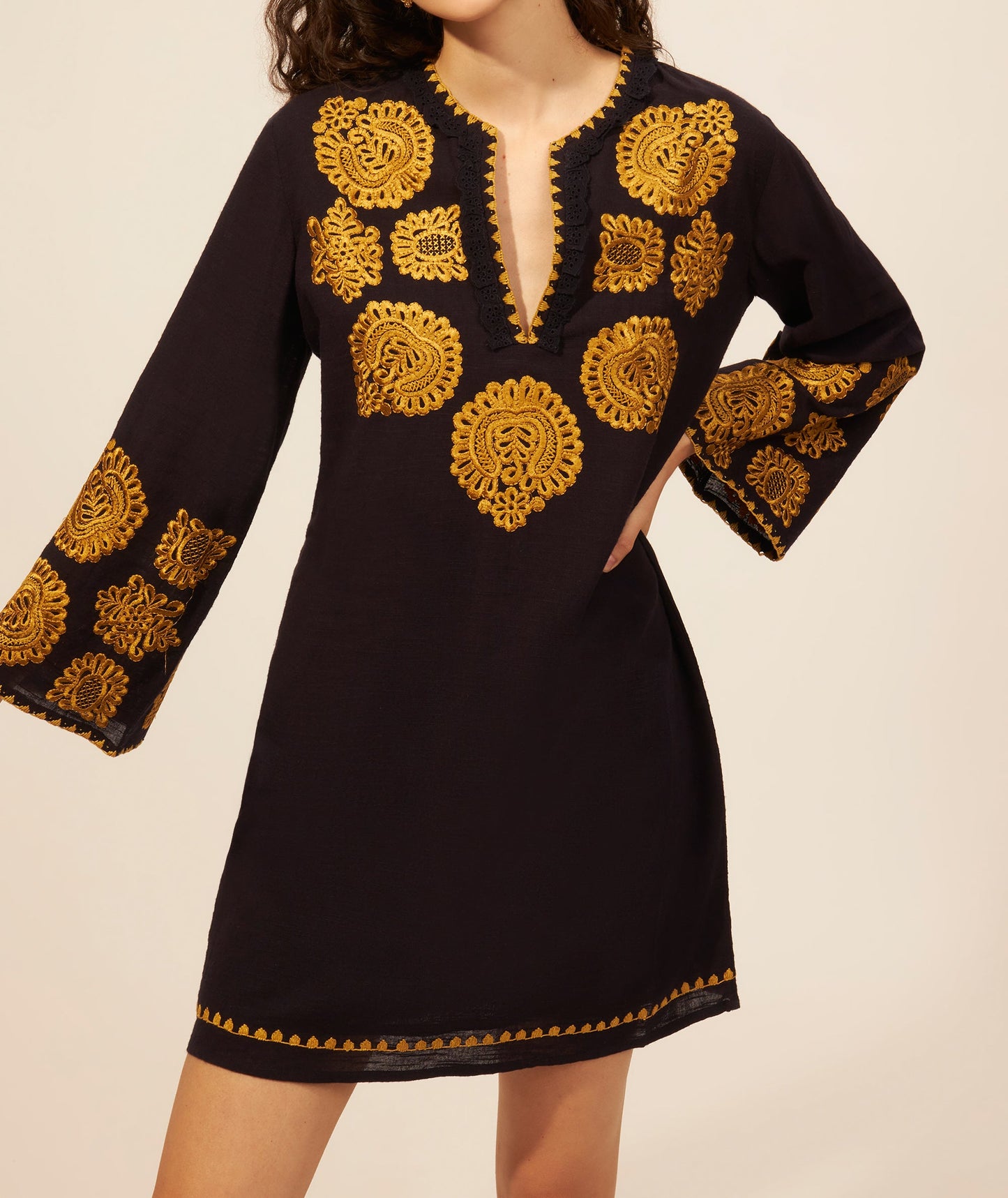 Robe courte brodée Togala